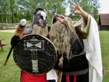2011 Thorin a Balin prohlížejí Arcikam